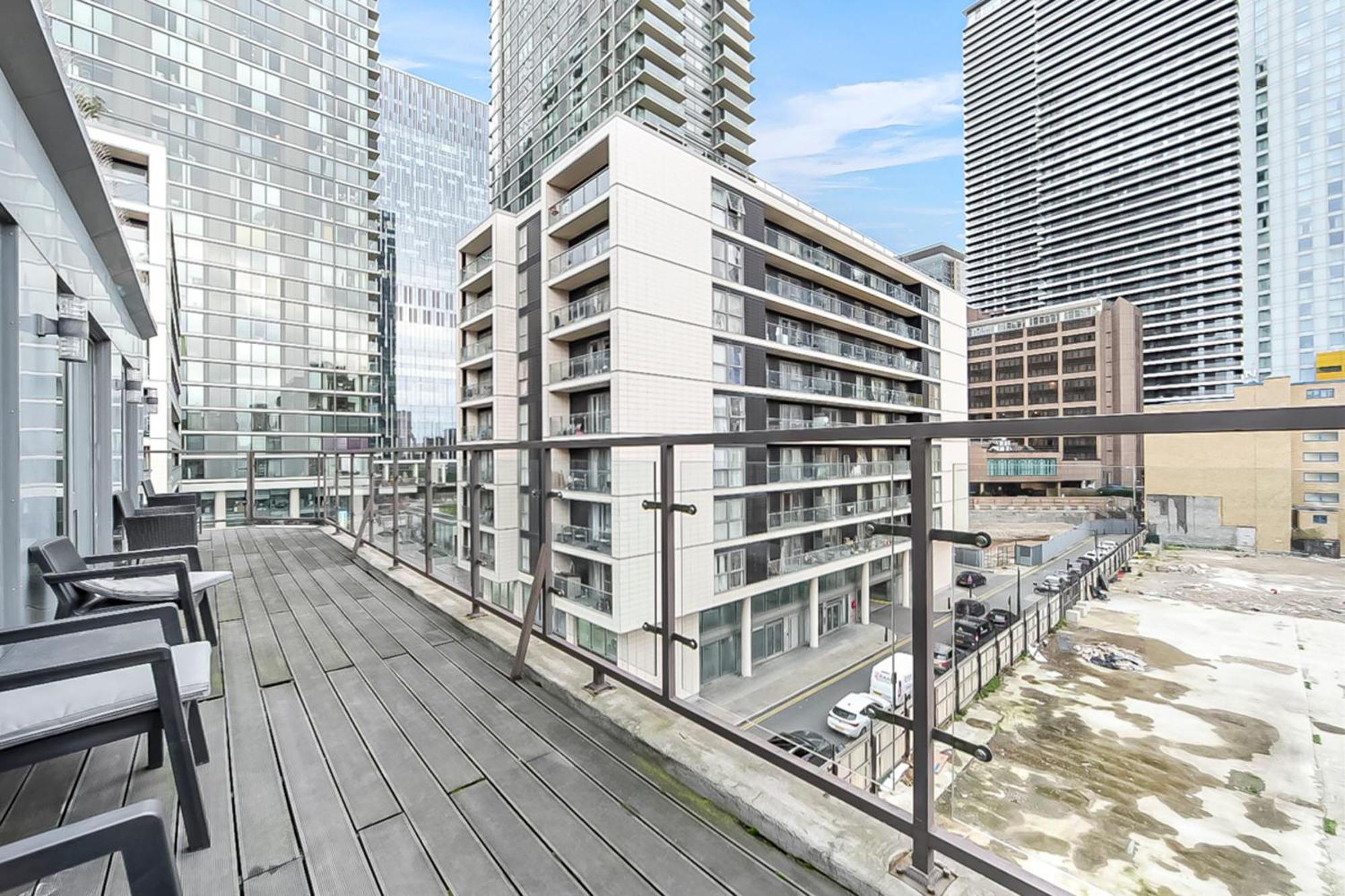 Large 2 Bed With Massive Balcony In Canary Wharf Apartamento